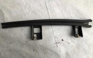 Направляющая секла задняя левая Cadillac Escalade / Tahoe 2014-2020 22960138 ; 84010826