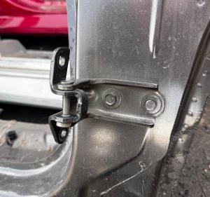 Петля пассажирской двери нижняя Chevrolet Tahoe / Escalade 2021-н.в. 13581571