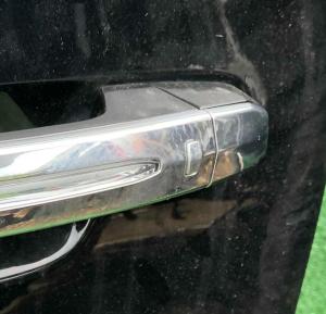 Уголок дверной ручки водительской двери Cadillac Escalade 2015-2018 13596118 ; 13593735 ; 13590330