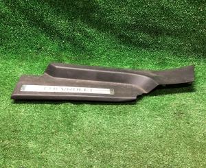 Накладка порога второго ряда левая Chevrolet Suburban 2021-н.в. 84464980