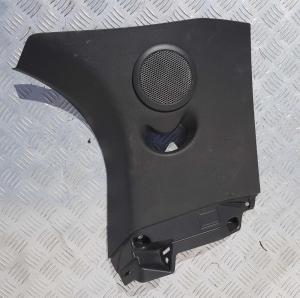 Обшивка стойки багажника (3-й ряд) верхняя левая (12 динамиков) Ford Explorer 5 DB53 7851749; BB5Z 7831011