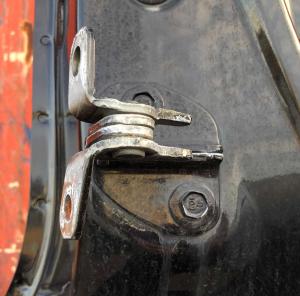 Петля задней правой двери нижняя Cadillac Ecalade / Tahoe 2015-2020 20986578