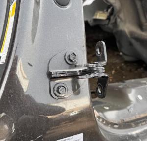 Петля задней левой двери нижняя Chevrolet Tahoe / Escalade 2021-н.в. 23396435