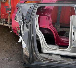 Уплотнитель задней правой двери Chevrolet Suburban / Escalade ESV 2021-н.в. 84861476
