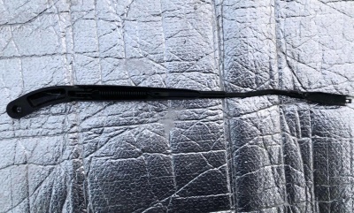 Поводок стеклоочистителя левый Ford Mustang 2015-2020 FR3Z 17527 A ; FR3B 6327936 AA/AB/AC/AD/AE/AF/AG/AH/AJ