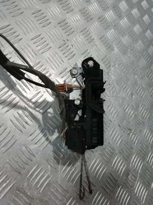 Замок двери передней левой Chevrolet Tahoe 2006-2014 15896623 25857289