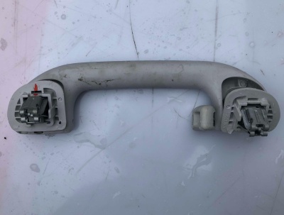 Ручка внутренняя стойки второго ряда левая Jeep Renegade 2015-2023 735580830 ; 5VW68MS7AA