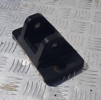 Кронштейн буксировочного крюка Hummer H3 2005-2010 15826713; 15262630; 15095254