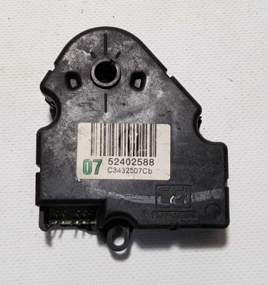 Моторчик заслонки отопителя правый Chevrolet (General Motors) 52402588; 89018365; 16163982