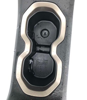 Подстаканник на центральной консоли Jeep Renegade 735581153 ; 5UX37LXHAA ; 5UX38LXHAA ; 6ML97LXHAA