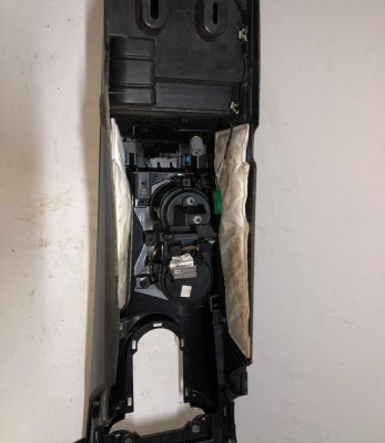 Подлокотник Ford Mustang 2015-2020 FR3Z 63045B30 AC ; FR3B 63043B04 AG/AC/AH/AE/AF ; FR3Z 6306024 BF