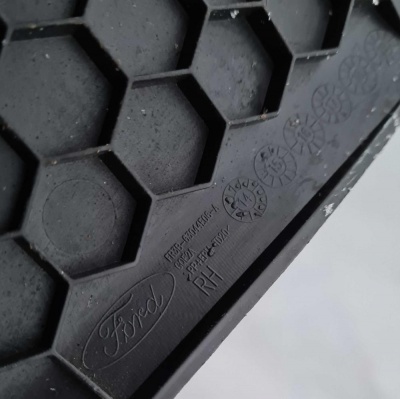 Накладка центральной консоли правая Ford Mustang 2015-2020 FR3Z 6304608 AA;